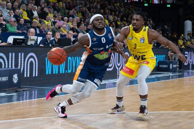 GER, Basketball, easy Credit BBL, EWE Baskets Oldenburg vs Rostock Seawolves 13 04 2026, EWE Arena, Oldenburg, GER, easy Credit BBL, Play Ins, EWE Baskets Oldenburg vs Rostock Seawolves, pictured TJ CROCKETT Jr Rostock Seawolves 0 Chris CLEMONS EWE Baskets Oldenburg 3 nordphotoxgmbhx xRojahn nph00310