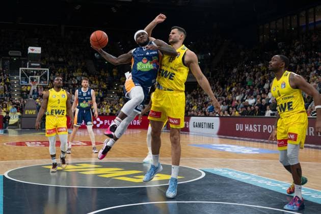 GER, Basketball, easy Credit BBL, EWE Baskets Oldenburg vs Rostock Seawolves 13 04 2026, EWE Arena, Oldenburg, GER, easy Credit BBL, Play Ins, EWE Baskets Oldenburg vs Rostock Seawolves, pictured TJ CROCKETT Jr Rostock Seawolves 0 Filip STANIC EWE Baskets Oldenburg 65 Kyle LOFTON EWE Baskets Oldenburg 0 nordphotoxgmbhx xRojahn nph00310