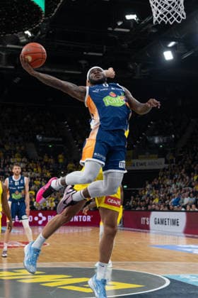 GER, Basketball, easy Credit BBL, EWE Baskets Oldenburg vs Rostock Seawolves 13 04 2026, EWE Arena, Oldenburg, GER, easy Credit BBL, Play Ins, EWE Baskets Oldenburg vs Rostock Seawolves, pictured TJ CROCKETT Jr Rostock Seawolves 0 Filip STANIC EWE Baskets Oldenburg 65 nordphotoxgmbhx xRojahn nph00310