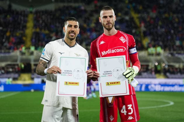 LazioÕs Mattia Zaccagni and FiorentinaÕs David De Gea Quintana with a Panini card for the International day of Made in Italy during the Serie A soccer match between Fiorentina and Lazio at the Artemio Franchi Stadium in Florence, north Italy - Monday, April 13, 2026 -  Copyright: xMassimoxPaolone LaPressex