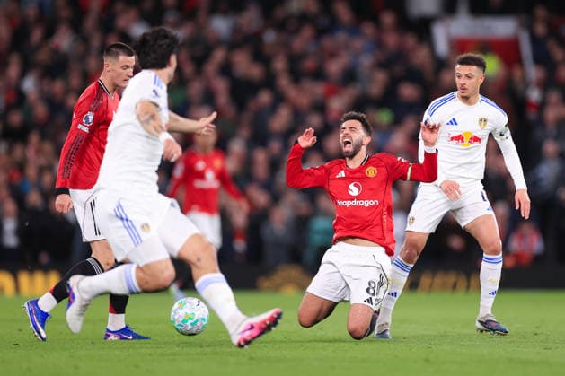 Fußball Premier League Manchester United gegen Leeds United 13. April 2026 Premier League Manchester United gegen Leeds United Bruno Fernandes von Manchester United schreit, als er nach einem Foul von Ethan Ampadu von Leeds United zu Boden geht Foto Simon Stacpoole Abseits Manchester UK  Copyright: xSimonxStacpoolexOffside