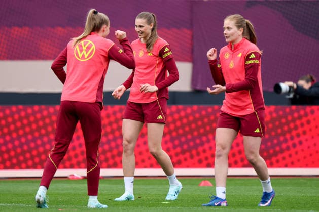 Nuremberg, Germany 13 April 2026 Preparation for the Womens World Cup qualifier Germany vs Austria Final training in Nuremberg Pictured from left Vivien Endemann Germany , Jule Brand Germany and Sjoeke Nüsken Nuesken Germany Copyright: HMBxMedia MadeleinexFantini