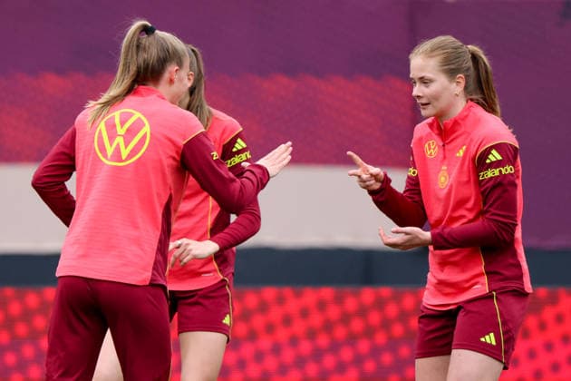 Nuremberg, Germany 13 April 2026 Preparation for the womens World Cup qualifier Germany vs. Austria Final training in Nuremberg Pictured from left Vivien Endemann Germany and Sjoeke Nüsken Nuesken Germany Copyright: HMBxMedia MadeleinexFantini