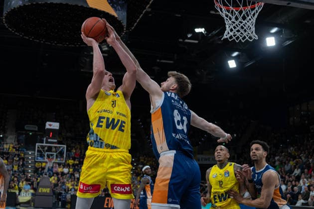 GER, Basketball, easy Credit BBL, EWE Baskets Oldenburg vs Rostock Seawolves 13 04 2026, EWE Arena, Oldenburg, GER, easy Credit BBL, Play Ins, EWE Baskets Oldenburg vs Rostock Seawolves, pictured Seth HINRICHS EWE Baskets Oldenburg 21 Andy VAN VLIET Rostock Seawolves 81 nordphotoxgmbhx xRojahn nph00310