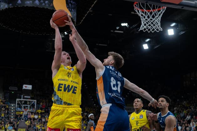 GER, Basketball, easy Credit BBL, EWE Baskets Oldenburg vs Rostock Seawolves 13 04 2026, EWE Arena, Oldenburg, GER, easy Credit BBL, Play Ins, EWE Baskets Oldenburg vs Rostock Seawolves, pictured Seth HINRICHS EWE Baskets Oldenburg 21 Andy VAN VLIET Rostock Seawolves 81 nordphotoxgmbhx xRojahn nph00310