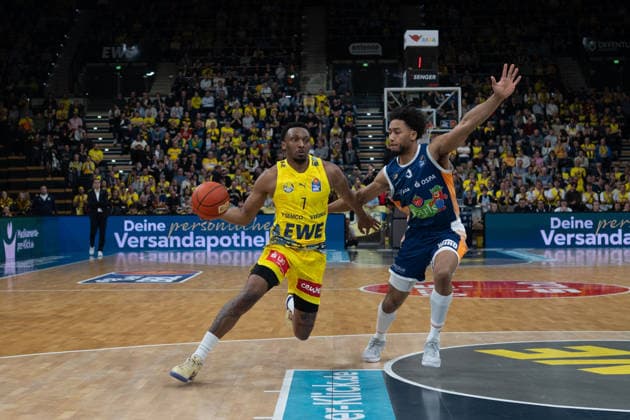 GER, Basketball, easy Credit BBL, EWE Baskets Oldenburg vs Rostock Seawolves 13 04 2026, EWE Arena, Oldenburg, GER, easy Credit BBL, Play Ins, EWE Baskets Oldenburg vs Rostock Seawolves, pictured Dakarai TUCKER EWE Baskets Oldenburg 7 D Shawn SCHWARTZ Rostock Seawolves 5 nordphotoxgmbhx xRojahn nph00310