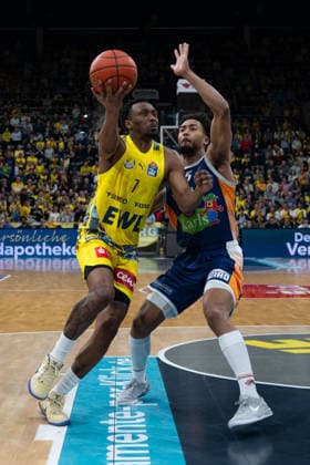 GER, Basketball, easy Credit BBL, EWE Baskets Oldenburg vs Rostock Seawolves 13 04 2026, EWE Arena, Oldenburg, GER, easy Credit BBL, Play Ins, EWE Baskets Oldenburg vs Rostock Seawolves, pictured Dakarai TUCKER EWE Baskets Oldenburg 7 D Shawn SCHWARTZ Rostock Seawolves 5 nordphotoxgmbhx xRojahn nph00310