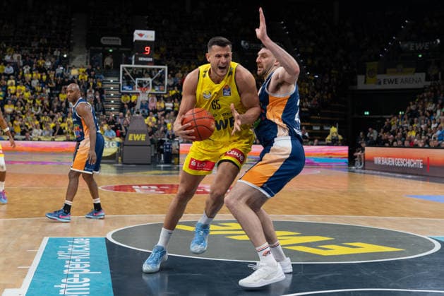 GER, Basketball, easy Credit BBL, EWE Baskets Oldenburg vs Rostock Seawolves 13 04 2026, EWE Arena, Oldenburg, GER, easy Credit BBL, Play Ins, EWE Baskets Oldenburg vs Rostock Seawolves, in the picture Filip STANIC EWE Baskets Oldenburg 65 Owen KLASSEN Rostock Seawolves 29 nordphotoxgmbhx xRojahn nph00310