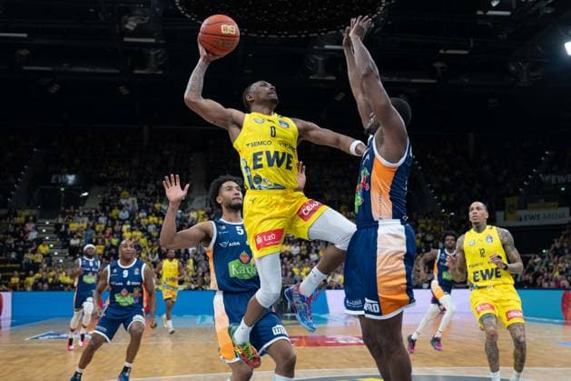 GER, Basketball, easy Credit BBL, EWE Baskets Oldenburg vs Rostock Seawolves 13 04 2026, EWE Arena, Oldenburg, GER, easy Credit BBL, Play Ins, EWE Baskets Oldenburg vs Rostock Seawolves, pictured Kyle LOFTON EWE Baskets Oldenburg 0 Phillip GREENE IV Rostock Seawolves 16 D Shawn SCHWARTZ Rostock Seawolves 5 nordphotoxgmbhx xRojahn nph00310