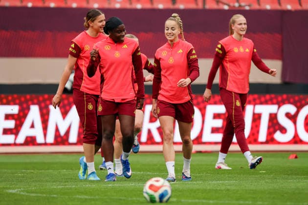 Nuremberg, Germany 13 April 2026 Preparation for the womens World Cup qualifier Germany vs. Austria Final training in Nuremberg In the picture from left Larissa Mühlhaus Muehlhaus Germany , Nicole Anyomi Germany and Giulia Gwinn Germany Copyright: HMBxMedia MadeleinexFantini