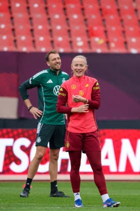 Nuremberg, Germany 13 April 2026 Preparation for the womens World Cup qualifier Germany vs. Austria Final training in Nuremberg Pictured from left athletics coach Julius Balsmeier Germany and Lea Schüller Schueller Germany Copyright: HMBxMedia MadeleinexFantini