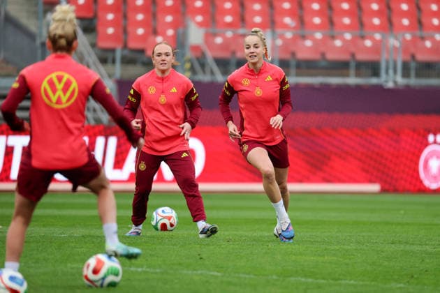 Nuremberg, Germany 13 April 2026 Preparation for the Womens World Cup qualifier Germany vs Austria Final training in Nuremberg Pictured from left Lisanne Gräwe Graewe Germany and Giulia Gwinn Germany Copyright: HMBxMedia MadeleinexFantini