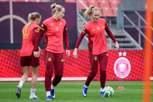 Nuremberg, Germany 13 April 2026 Preparation for the womens World Cup qualifier Germany vs. Austria Final training in Nuremberg Pictured from left Elisa Senß Senss Germany , Franziska Kett Germany and Janina Minge Germany Copyright: HMBxMedia MadeleinexFantini