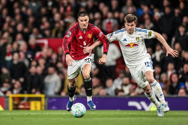 Premier League: Manchester United, ManU v Leeds United Benjamin Sesko of Manchester United breaks away from Jaka Bijol of Leeds United during the Premier League match Manchester United vs Leeds United at Old Trafford, Manchester, United Kingdom on 13 April 2026 (Photo by Mark Cosgrove News Images) Manchester Old Trafford Greater Manchester United Kingdom Copyright: xMarkxCosgrove NewsxImagesx
