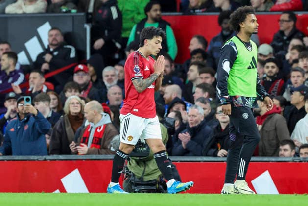 Manchester United, ManU v Leeds United, Premier League Manchester United defender Lisandro Martinez (6) sent off during the Manchester United v Leeds United Premier League match at Old Trafford, Manchester, England on 13 April 2026 Credit: Phil Duncan Every Second Media Editorial use only. All images are copyright Every Second Media Limited. No images may be reproduced without prior permission. All rights reserved. Premier League and Football League images are subject to licensing agreements with Football DataCo Limited. see https: www.football-dataco.com Copyright: xIMAGO EveryxSecondxMediax ESM-1904-0026 PhilxDuncanx xEveryxSecondxMediax