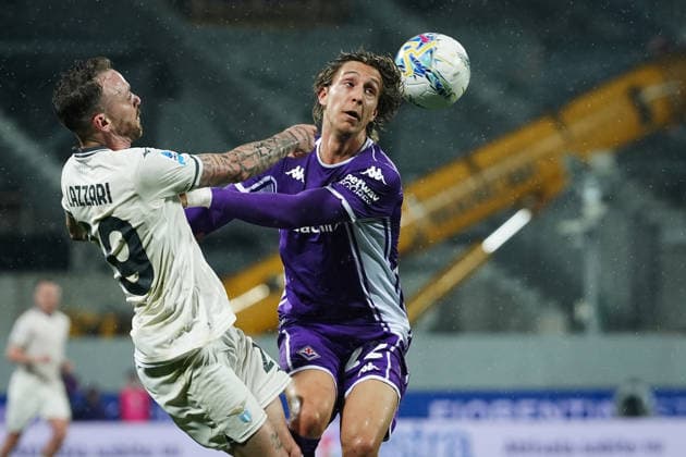 LazioÕs Manuel Lazzari fights for the ball with FiorentinaÕs Jacopo Fazzini during the Serie A soccer match between Fiorentina and Lazio at the Artemio Franchi Stadium in Florence, north Italy - Monday, April 13, 2026 -  Copyright: xMassimoxPaolone LaPressex