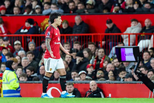 Manchester United, ManU v Leeds United, Premier League Manchester United defender Lisandro Martinez (6) sent off during the Manchester United v Leeds United Premier League match at Old Trafford, Manchester, England on 13 April 2026 Credit: Phil Duncan Every Second Media Editorial use only. All images are copyright Every Second Media Limited. No images may be reproduced without prior permission. All rights reserved. Premier League and Football League images are subject to licensing agreements with Football DataCo Limited. see https: www.football-dataco.com Copyright: xIMAGO EveryxSecondxMediax ESM-1904-0028 PhilxDuncanx xEveryxSecondxMediax