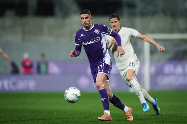FiorentinaÕs Robin Everardus Gosens fights for the ball with LazioÕs Toma Basic during the Serie A soccer match between Fiorentina and Lazio at the Artemio Franchi Stadium in Florence, north Italy - Monday, April 13, 2026 -  Copyright: xMassimoxPaolone LaPressex