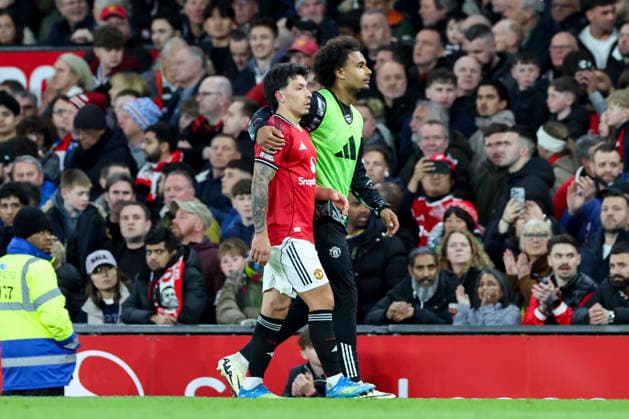 Manchester United, ManU v Leeds United, Premier League Manchester United defender Lisandro Martinez (6) sent off during the Manchester United v Leeds United Premier League match at Old Trafford, Manchester, England on 13 April 2026 Credit: Phil Duncan Every Second Media Editorial use only. All images are copyright Every Second Media Limited. No images may be reproduced without prior permission. All rights reserved. Premier League and Football League images are subject to licensing agreements with Football DataCo Limited. see https: www.football-dataco.com Copyright: xIMAGO EveryxSecondxMediax ESM-1904-0032 PhilxDuncanx xEveryxSecondxMediax