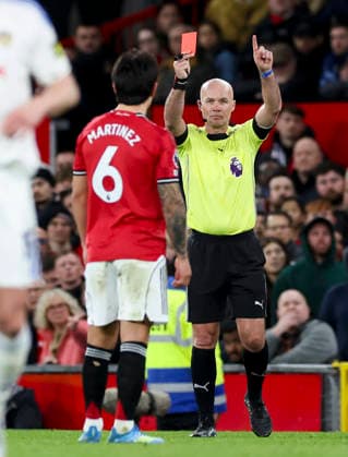 Manchester United, ManU v Leeds United, Premier League Manchester United defender Lisandro Martinez (6) sent off by Referee Paul Tierney during the Manchester United v Leeds United Premier League match at Old Trafford, Manchester, England on 13 April 2026 Credit: Phil Duncan Every Second Media Editorial use only. All images are copyright Every Second Media Limited. No images may be reproduced without prior permission. All rights reserved. Premier League and Football League images are subject to licensing agreements with Football DataCo Limited. see https: www.football-dataco.com Copyright: xIMAGO EveryxSecondxMediax ESM-1904-0034 PhilxDuncanx xEveryxSecondxMediax
