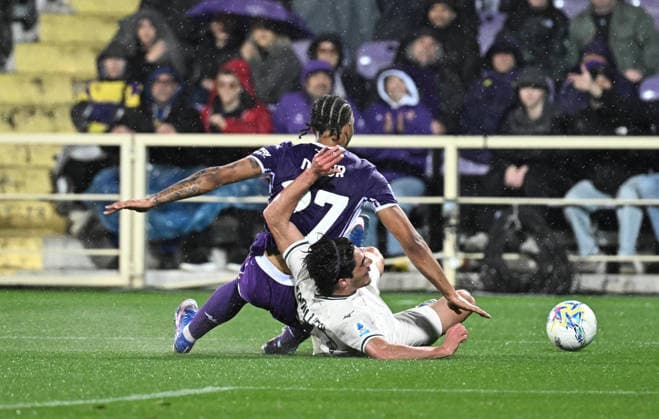 April 13, 2026, Florence, Italy: Lazio s defender Alessandro Romagnoli (front) in action against Fiorentina s midfielder Cher Ndour (back) during the Italian serie A soccer match ACF Fiorentina vs SS Lazio at Artemio Franchi Stadium in Florence, Italy, 13 April 2026.ANSA CLAUDIO GIOVANNINI. Serie A: Fiorentina-Lazio  - ZUMAa110 20260413_zaf_a110_044 Copyright: xClaudioxGiovanninix