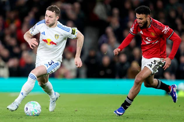 Manchester United, ManU v Leeds United - Premier League Gabriel Gudmundsson of Leeds United and Noussair Mazraoui of Manchester United challenge during the Premier League match between Manchester United and Leeds United at Old Trafford on April 13, 2026 in Manchester, England. Manchester Old Trafford England United Kingdom Copyright: xAllstarxPicturexLibraryxLtdx