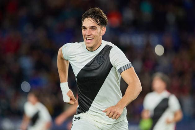 Levante UD v Getafe CF - LaLiga EA Sports VALENCIA, SPAIN - APRIL 13: Carlos Espi of Levante UD celebrates after scoring his team s first goal during the LaLiga EA Sports match featuring retro kits between Levante UD and Getafe CF at Estadi Ciutat de Valencia on April 13, 2026 in Valencia, Spain. (Photo by Jose Torres Photo Players Images Magara Press) Valencia Estadi Ciutat de Valencia Spain Copyright: xJosexTorresx