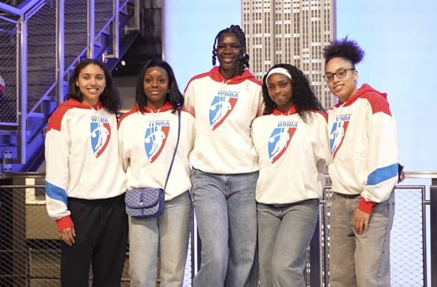 RECORD DATE NOT STATED Lauren Betts, Flau™jae Johnson, Olivia Miles, Azzi Fudd, Awa Fam Thiam and More Light the Empire State Building in Celebration of the 2026 WNBA, Basketball Damen, USA Draft. (NEW) Lauren Betts, Flau™jae Johnson, Olivia Miles, Azzi Fudd, Awa Fam Thiam and More Light the Empire State Building in Celebration of the 2026 WNBA Draft. April 13, 2026, New York, USA: Lauren Betts, UCLA center Flau™jae Johnson, LSU guard Olivia Miles, TCU guard Azzi Fudd, Connecticut guard Awa Fam Thiam, Spain national team, Nationalteam center, Kiki Rice, UCLA guard Raven Johnson, South Carolina guard, Ta™Niya Latson, South Carolina guard, Nell Angloma, Basket Lattes Montpellier Agglomeration forward, Angela Dugalic, UCLA forward Gabriela Jaquez, UCLA guard Gianna Kneepkens, UCLA guard Cotie McMahon, Ole Miss forward Madina Okot, South Carolina center Marta Suarez, TCU forward, light the Empire State Building in celebration of the 2026 WNBA Draft presented by State Street Investment Management SPY. All 15 prospects will attend the draft on Monday (13) evening. Credit: Jorge Estrellado Thenews2(Foto: Jorge Estrellado Thenews2 imago images) SPO Copyright: xJorgexEstrelladox