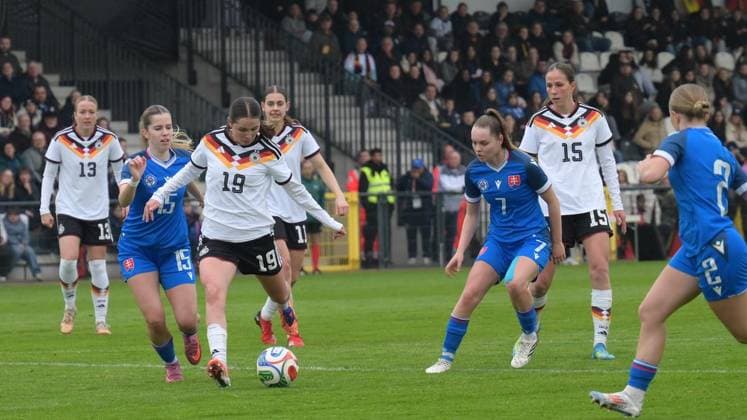 Velbert U19 international women Germany vs Slovakia FOR EDITORIAL PURPOSES ONLY EDITORIAL USE ONLY p Laila Portella 19 in the U19 Junior Women Germany white vs Slovakia blue match on Monday, April 13, 2026, at the IMS Arena in Velbert The match ended 4 2 Germany Velbert Copyright UwexErnst Copyright: UwexErnst doc85ekyx62jioftqpimxo ,EDITORIAL USE ONLY Copyright: UwexErnst