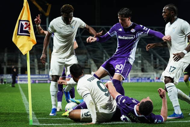 FiorentinaÕs Roberto Piccoli fights for the ball with Lazio s Pedro during the Serie A soccer match between Fiorentina and Lazio at the Artemio Franchi Stadium in Florence, north Italy - Monday, April 13, 2026 -  Copyright: xMassimoxPaolone LaPressex