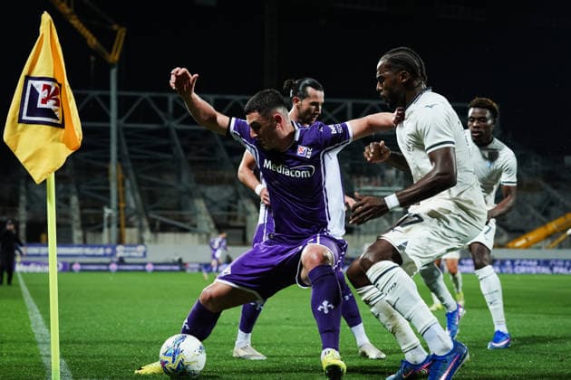 FiorentinaÕs Roberto Piccoli fights for the ball with LazioÕs Nuno Albertino Varela Tavares during the Serie A soccer match between Fiorentina and Lazio at the Artemio Franchi Stadium in Florence, north Italy - Monday, April 13, 2026 -  Copyright: xMassimoxPaolone LaPressex