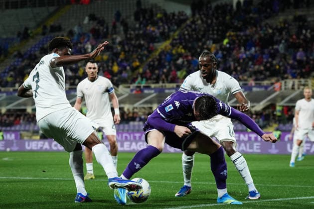 FiorentinaÕs Giovanni Fabbian fights for the ball with LazioÕs Oluwafisayo Faruq Dele-Bashiru during the Serie A soccer match between Fiorentina and Lazio at the Artemio Franchi Stadium in Florence, north Italy - Monday, April 13, 2026 -  Copyright: xMassimoxPaolone LaPressex
