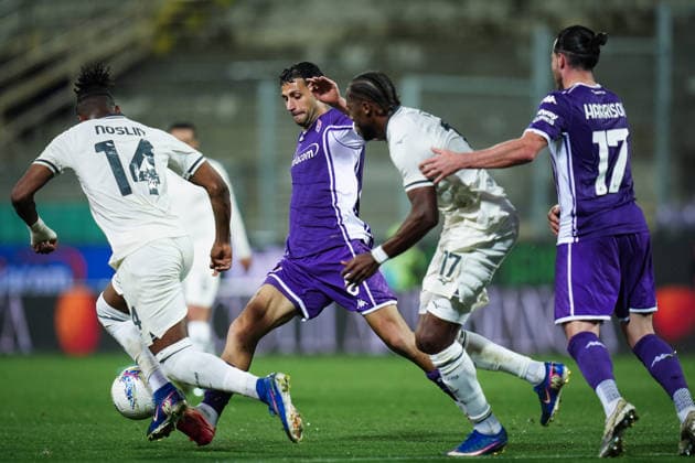 FiorentinaÕs Rolando Mandragora fights for the ball with Lazio s Tijjani Noslin and LazioÕs Nuno Albertino Varela Tavares during the Serie A soccer match between Fiorentina and Lazio at the Artemio Franchi Stadium in Florence, north Italy - Monday, April 13, 2026 -  Copyright: xMassimoxPaolone LaPressex