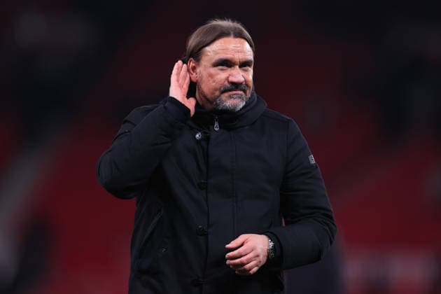 Fußball Premier League Manchester United gegen Leeds United 13. April 2026 Premier League Manchester United gegen Leeds United Leeds United-Manager Daniel Farke hält den Fans sein Ohr hin, während er nach dem Spiel feiert Foto Simon Stacpoole Abseits Manchester UK  Copyright: xSimonxStacpoolexOffside