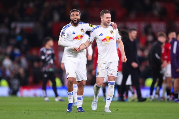 Fußball Premier League Manchester United gegen Leeds United 13. April 2026 Premier League Manchester United gegen Leeds United Jayden Bogle von Leeds United L und Gabriel Gudmundsson von Leeds United feiern nach dem Spiel Foto Simon Stacpoole Abseits Manchester UK  Copyright: xSimonxStacpoolexOffside