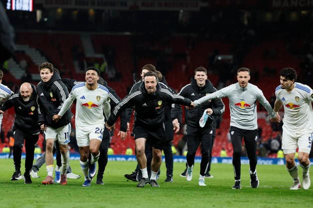 Manchester United, ManU v Leeds United - Premier League Brenden Aaronson, James Justin, Edmund Riemer assistant coach and Pascal Struijk of Leeds United celebrate after winning the Premier League match between Manchester United and Leeds United at Old Trafford on April 13, 2026 in Manchester, England. WARNING! This Photograph May Only Be Used For Newspaper And Or Magazine Editorial Purposes. May Not Be Used For Publications Involving 1 player, 1 Club Or 1 Competition Without Written Authorisation From Football DataCo Ltd. For Any Queries, Please Contact Football DataCo Ltd on +44 (0) 207 864 9121 Manchester Old Trafford England United Kingdom Copyright: xAllstarxPicturexLibraryxLtdx