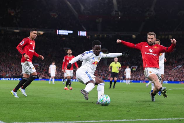 Fußball Premier League Manchester United gegen Leeds United 13. April 2026 Premier League Manchester United gegen Leeds United Wilfried Gnonto von Leeds United in Aktion mit Luke Shaw von Manchester United Foto Simon Stacpoole Abseits Manchester UK  Copyright: xSimonxStacpoolexOffside