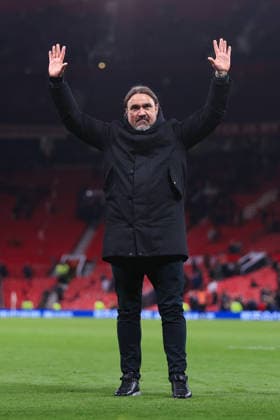 Fußball Premier League Manchester United gegen Leeds United 13. April 2026 Premier League Manchester United gegen Leeds United Leeds United Manager Daniel Farke dankt den Fans nach dem Spiel Foto Simon Stacpoole Abseits Manchester UK  Copyright: xSimonxStacpoolexOffside
