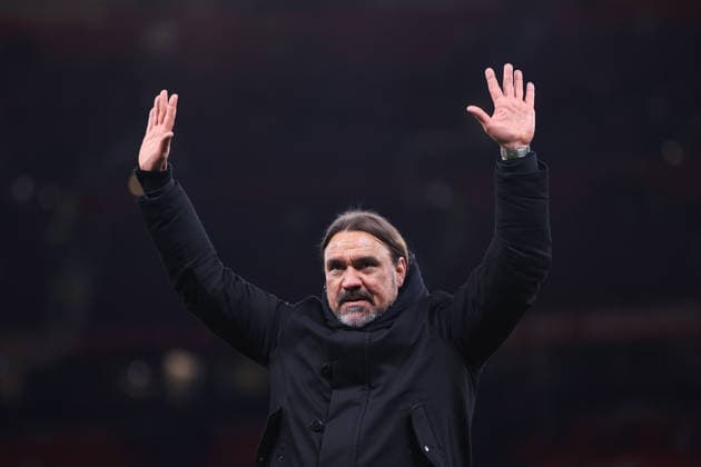 Fußball Premier League Manchester United gegen Leeds United 13. April 2026 Premier League Manchester United gegen Leeds United Leeds United Manager Daniel Farke dankt den Fans nach dem Spiel Foto Simon Stacpoole Abseits Manchester UK  Copyright: xSimonxStacpoolexOffside