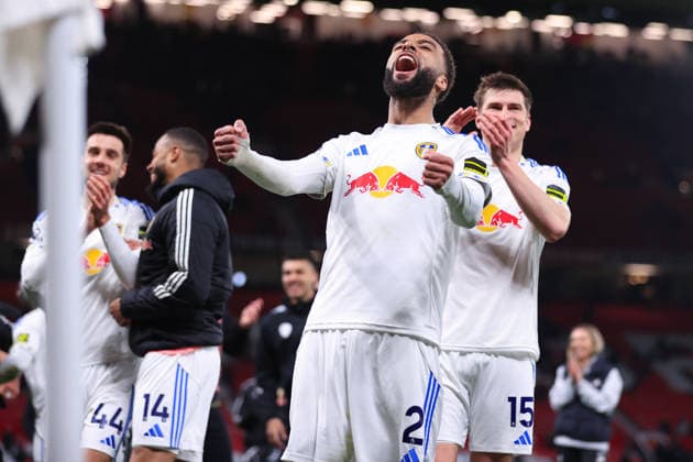 Fußball Premier League Manchester United gegen Leeds United 13. April 2026 Premier League Manchester United gegen Leeds United Jayden Bogle von Leeds United feiert nach dem Spiel den Sieg Foto Simon Stacpoole Abseits Manchester UK  Copyright: xSimonxStacpoolexOffside