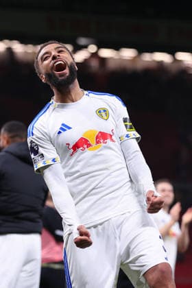 Fußball Premier League Manchester United gegen Leeds United 13. April 2026 Premier League Manchester United gegen Leeds United Jayden Bogle von Leeds United feiert nach dem Spiel den Sieg Foto Simon Stacpoole Abseits Manchester UK  Copyright: xSimonxStacpoolexOffside