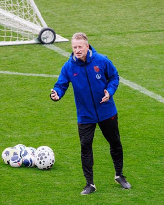 April 13, 2026, Renton, Washington, USA: Coach of the US Women Team during practice before the second of three-game series against Japan women national team, Nationalteam Soccer 2026: USWNT Practice  - ZUMAw150 20260413_zsp_w150_004 Copyright: xJasonxWangx