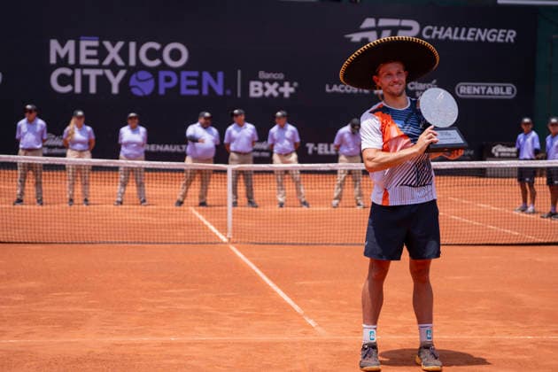 J. Duckworth Gets Champion After Defeating S. Napolitano In The Men s Singles Final Of The ATP, Tennis Herren Challenger Mexico City Open J. Duckworth holds his first-place trophy in the men s singles final of the ATP Challenger Mexico City Open tennis event at the Rafael Osuna Stadium in Mexico City, Mexico, on April 13, 2026. Mexico City Mexico  Copyright: xFrancoxUrielxPÃ rezxRamirezx originalFilename:uriel-notitle260413_np123.jpg