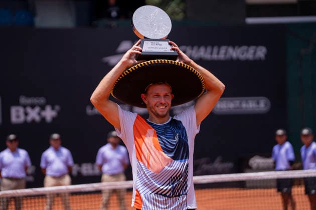 J. Duckworth Gets Champion After Defeating S. Napolitano In The Men s Singles Final Of The ATP, Tennis Herren Challenger Mexico City Open J. Duckworth holds his first-place trophy in the men s singles final of the ATP Challenger Mexico City Open tennis event at the Rafael Osuna Stadium in Mexico City, Mexico, on April 13, 2026. Mexico City Mexico  Copyright: xFrancoxUrielxPÃ rezxRamirezx originalFilename:uriel-notitle260413_npstj.jpg