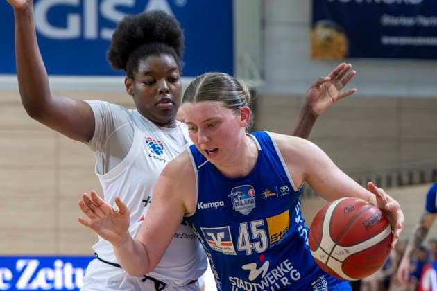 Toyota DBBL 2025 2026 Syntainics MBC vs BC Marburg Blue Dolphins Playoff Semifinal, Game 2 Halle Saale, Germany April 13, 2026 In the picture from left in duel Khalis Cain Halle and Allyson Fertig Marburg Halle Saale swh Arena Sachsen Anhalt Germany