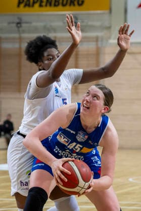 Toyota DBBL 2025 2026 Syntainics MBC vs BC Marburg Blue Dolphins Playoff Semifinal, Game 2 Halle Saale, Germany April 13, 2026 In the picture from left in duel Khalis Cain Halle and Allyson Fertig Marburg Halle Saale swh Arena Sachsen Anhalt Germany