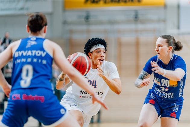 BB 1BL Women Syntainics MBC Lions BC Pharmaserv Marburg Liz Smith GISA Lions MBC during the 2025 2026 season in the semi-final playoff in game 2 of 5 in the DBBL Toyota Bundesliga Syntainics MBC Lions and BC Pharmaserv Marburg at the SWH Arena on April 13, 2026 in Halle Saale, Sachsen Anhalt, Germany