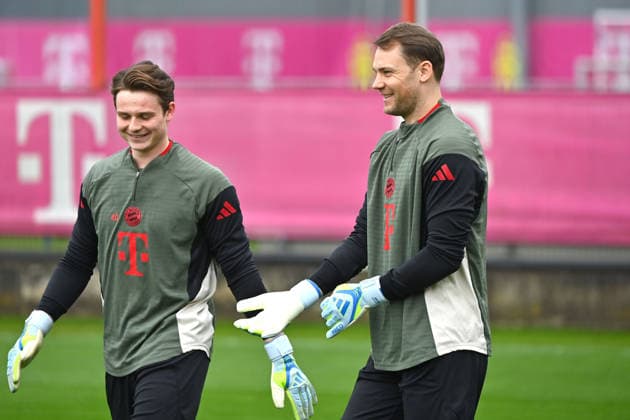 v re Manuel NEUER Goalkeeper Bayern Muenchen , Goalkeeper Jonas URBIG Bayern Muenchen Final training on 14 04 2026 Football Champions League,Season 2025 26, Quarterfinals FC Bayern Muenchen Real Madrid on 15 04 2026 A L L I A N Z A R E N A Â