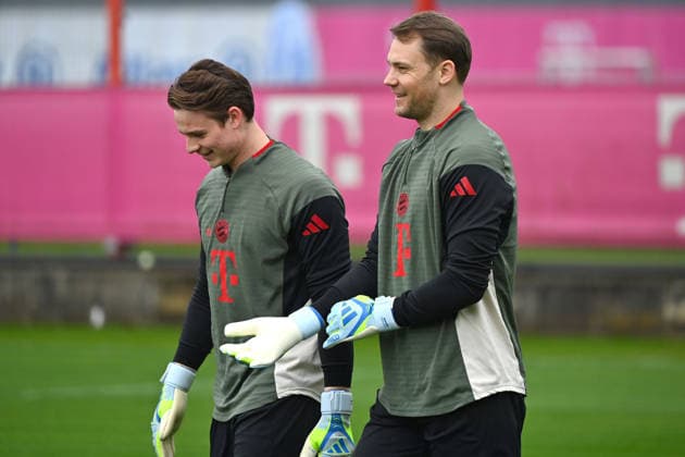 v re Manuel NEUER Goalkeeper Bayern Muenchen , Goalkeeper Jonas URBIG Bayern Muenchen Final training on 14 04 2026 Football Champions League,Season 2025 26, Quarterfinals FC Bayern Muenchen Real Madrid on 15 04 2026 A L L I A N Z A R E N A Â