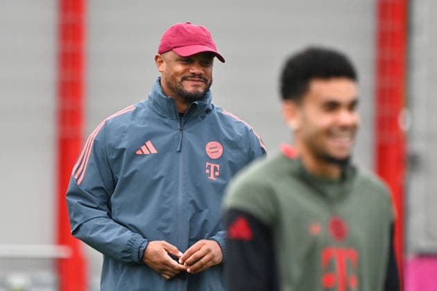 Coach Vincent KOMPANY Bayern Muenchen , in front Luis DIAZ Bayern Muenchen final training on 14 04 2026 Soccer Champions League,season 2025 26, quarterfinals FC Bayern Muenchen Real Madrid on 15 04 2026 A L L I A N Z A R E N A Â